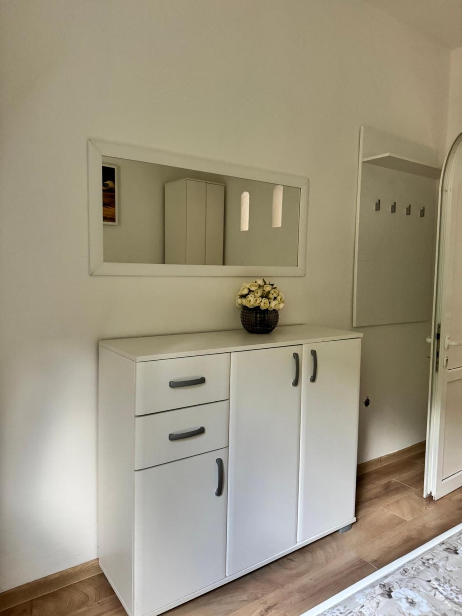 Carine Garden Apartment Risan Room photo
